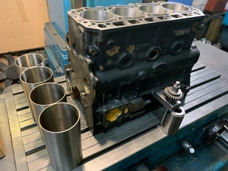 Блок цилиндров двигателя 4g64s4n. Гильзовка ямз 650. Фрезеровка плоскости гбц. Гильзовка блока цилиндров уаз 100 421. Блок цилиндров 4m42.