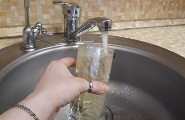 проблемы с горячей водой. кран с водой. ванна с горячей водой. очень горячая вода. кран с водой.