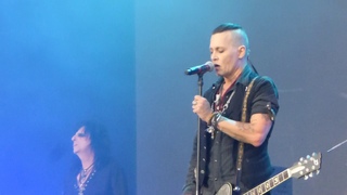 Johnny Depp singing Heroes (David Bowie) with Hollywood Vampires,  - Berlin / Germany