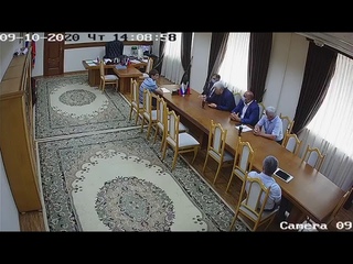 Человек, похожий на спикера парламента Дагестана, обещает подкинуть патроны или наркотики