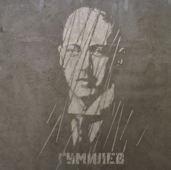 «Дожди истории». Новая работа zoomstreetartПортреты проявляются под воздействием воды. 1-й Самотёчный пер. 9,Москва©