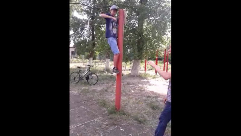 Натягивает