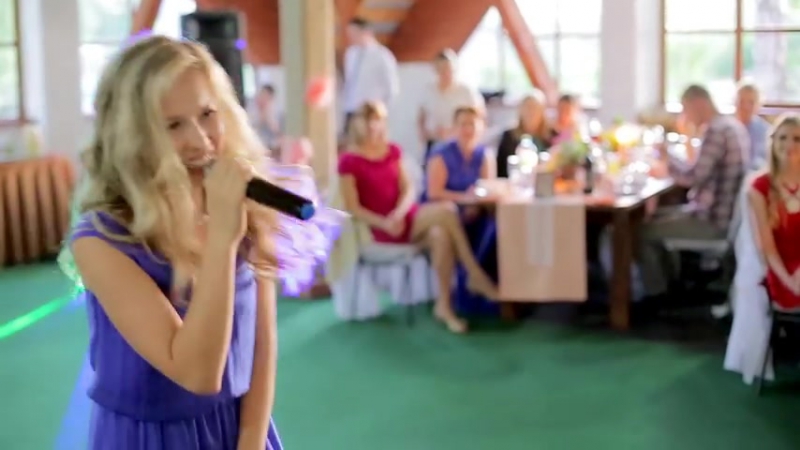Девушка читает рэп на свадьбе