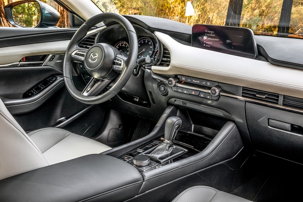 Новая Mazda 3, макет позвоночника и суета вокруг таза Фото: компания Mazda Тест-драйв Да-да, но сперва упражнение на баланс тела. Садитесь справа, ноги параллельно, руки лучше скрестить на