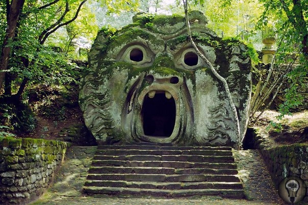 Лес иероглифов Sacro Bosco («Священный Лес») - иногда его называют Парком Чудовищ, но это уже современное название энигматический скульптурно-парковый ансамбль, построенный в XVI столетии по