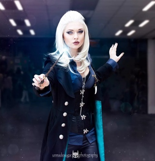 Геллерт гриндевальд миккельсен. Гриндевальд мадс. Grindelwald герб. Фем гриндевальд косплей. Геллерт гриндевальд и альбус дамблдор арт.