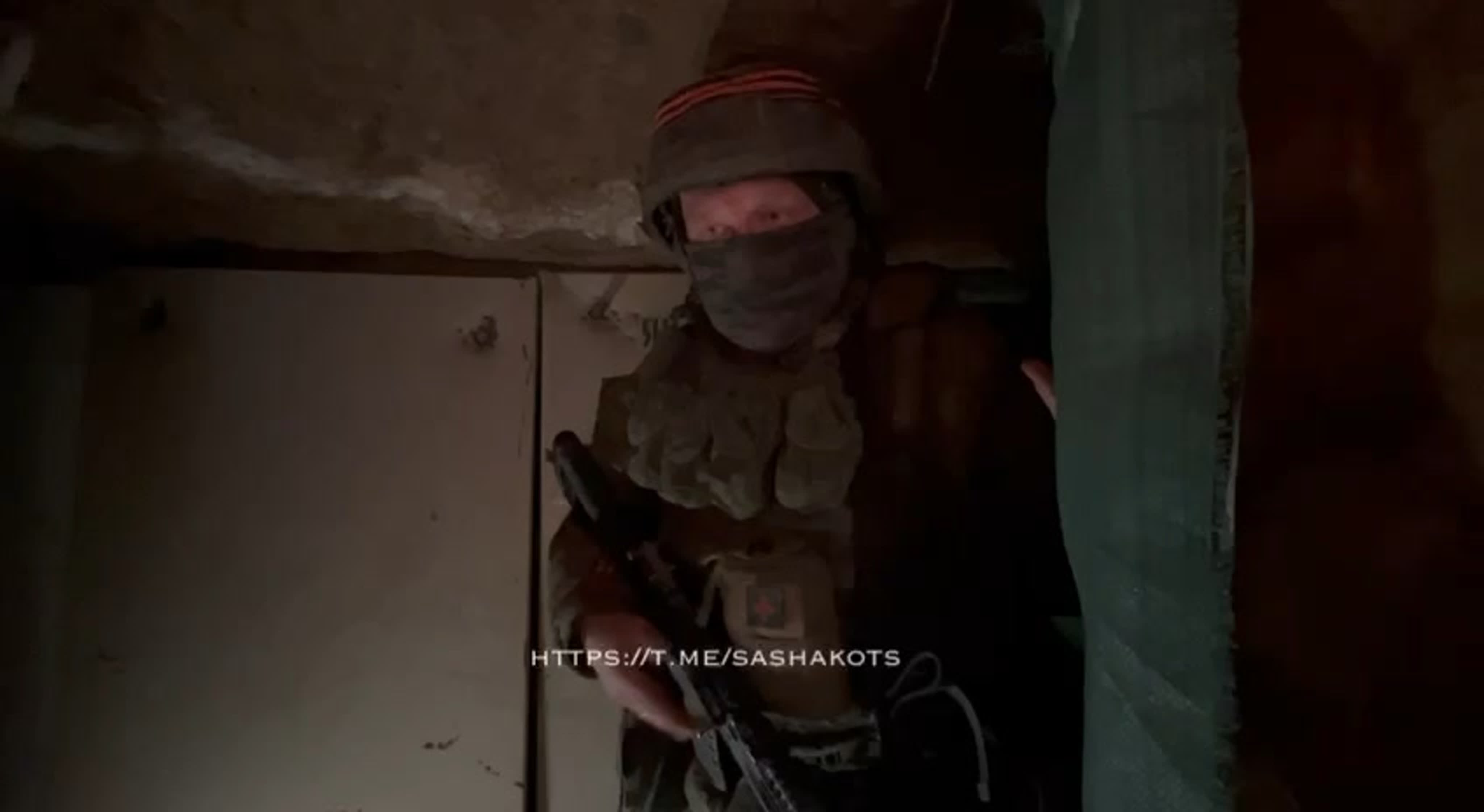 алкоголик дядя вася ковыряется в матрасе