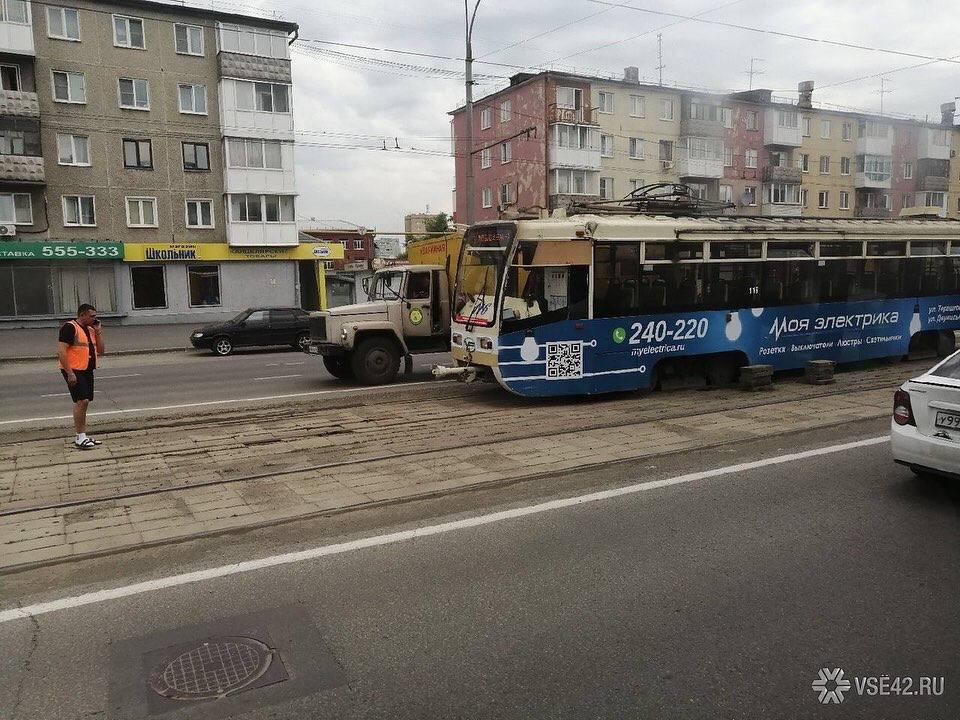 26 июня.  В Центральном районе Кемерова трамвай сошел с рельсов и заблокировал пути Это картинка