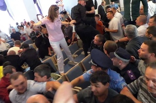 Побитий губернатор Леонід Прус втік через вікно